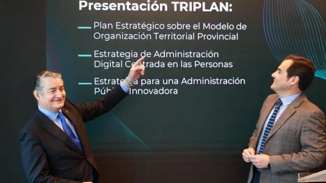El consejero de Presidencia, Antonio Sanz, y el consejero de Justicia, José Antonio Nieto, en la presentación de la iniciativa 'Triplán'.