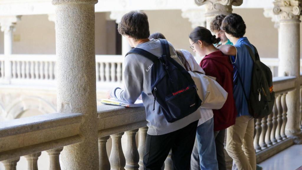 Estudiantes preuniversitarios en el campus de la UCLM en el Casco Histórico de Toledo.