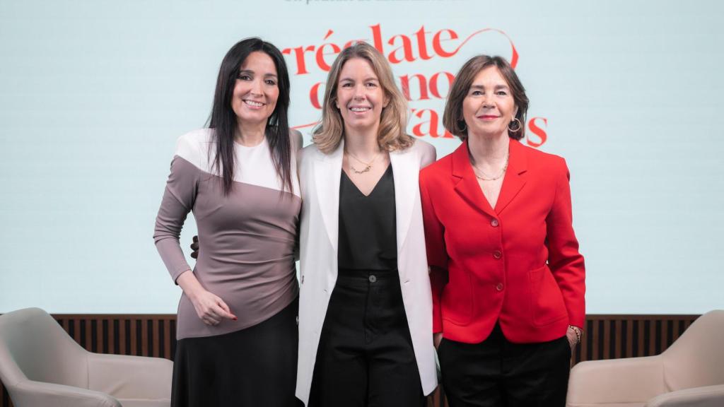 Cruz Sánchez de Lara y Charo Izquierdo, junto a la invitada de su pódcast.