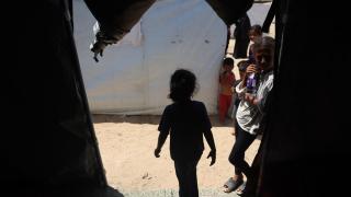 Un grupo de niños en un campo de refugiados gazatí.