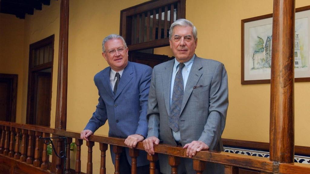 J. J. Armas Marcelo y Mario Vargas Llosa en la Casa-Museo de Pérez Galdós, en Las Palmas de Gran Canaria.