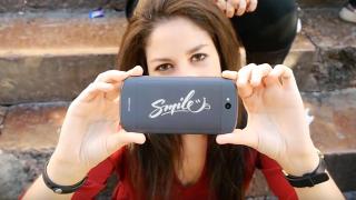 Un móvil con pantalla de tinta electrónica