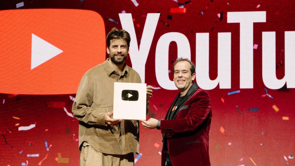 Lino Cattaruzzi, director general de Google España y Portugal, entrega distinción a Gerard Piqué por la Kings League