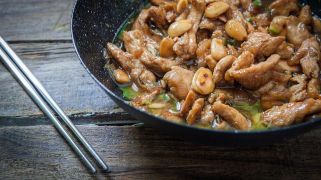 Una receta asiática de pollo con frutos secos (Imagen de archivo)