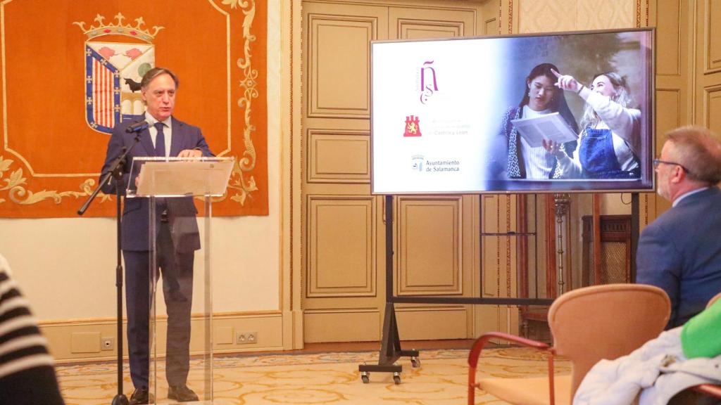 Carlos García Carbayo, alcalde de Salamanca, durante la presentación del nuevo convenio