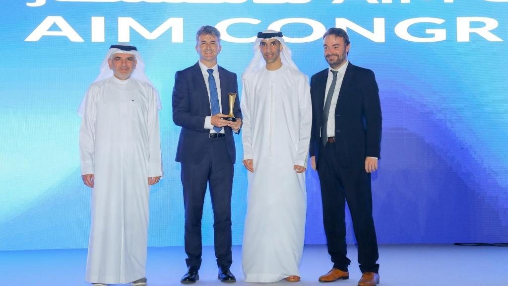Ignacio Llopis, Managing Director de IoTsens, recoge el premio entregado por el ministro de Comercio Exterior de Emiratos Árabes Unidos.