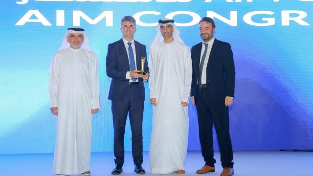 Ignacio Llopis, Managing Director de IoTsens, recoge el premio entregado por el ministro de Comercio Exterior de Emiratos Árabes Unidos.