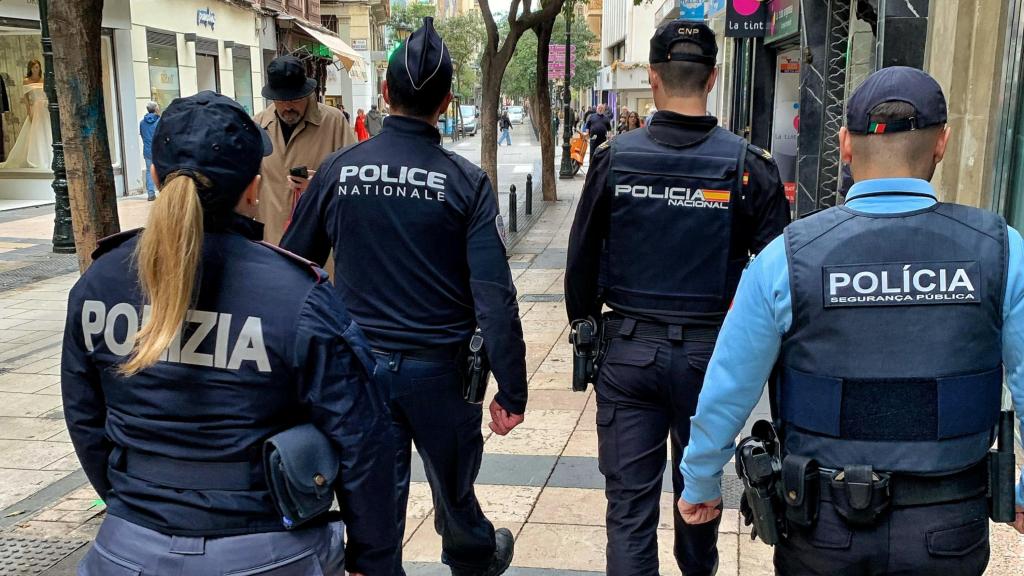Agentes de policía de Francia, Italia y Portugal patrullan junto a la Policía Nacional las calles de Zaragoza durante la Semana Santa