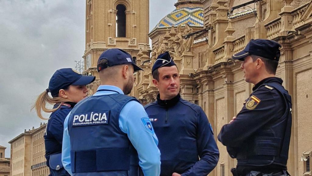 Agente de policía de Francia, Italia y Portugal patrullan las calles de Zaragoza