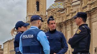Agente de policía de Francia, Italia y Portugal patrullan las calles de Zaragoza