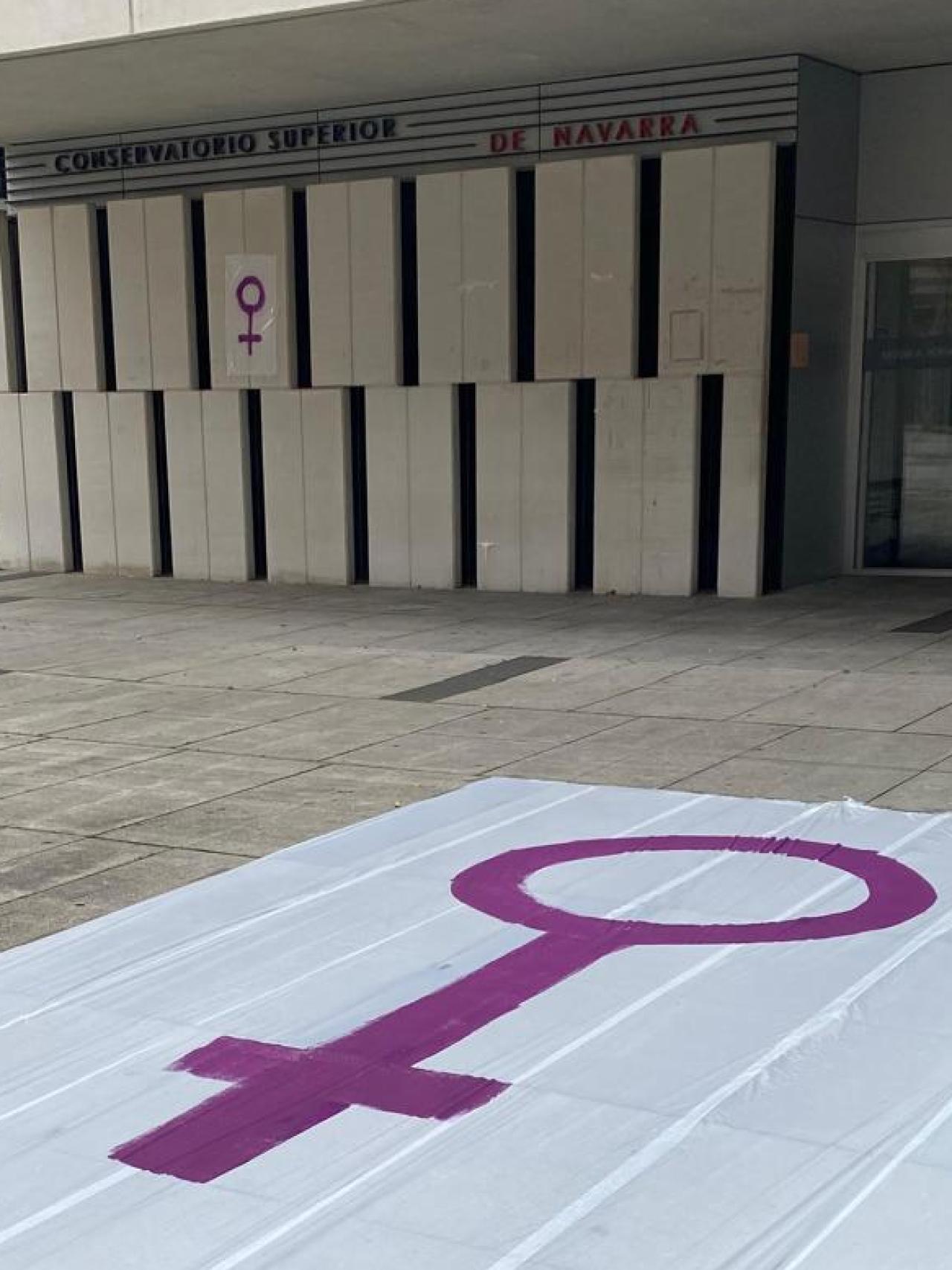 Pancarta de la sentada en la puerta del Conservatorio
