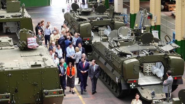 La ministra de Defensa, Margarita Robles, y el presidente del Principado en funciones, Adrián Barbón, durante una visita a la fábrica de Santa Bárbara Sistemas en Trubia.