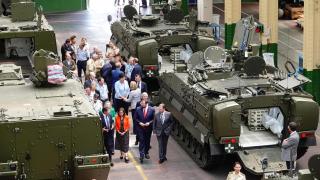 La ministra de Defensa, Margarita Robles, y el presidente del Principado en funciones, Adrián Barbón, durante una visita a la fábrica de Santa Bárbara Sistemas en Trubi