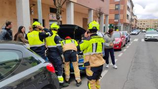 Bomberos de la Diputación de Salamanca realizando las labores de rescate del gato