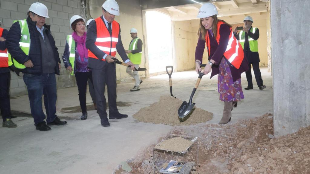 La alcaldesa de Zaragoza, Natalia Chueca, poniendo la primera piedra del Distrito 7.