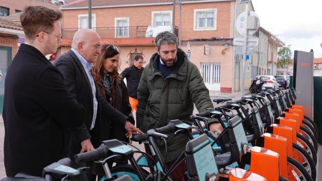 El alcalde de Valladolid, Jesús Julio Carnero, presenta la extensión de Biki a Santovenia de Pisuerga.