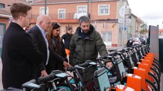 El alcalde de Valladolid, Jesús Julio Carnero, presenta la extensión de Biki a Santovenia de Pisuerga.