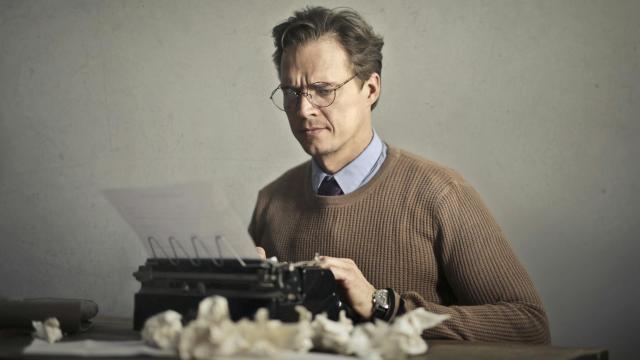 Un hombre escribiendo a máquina. Foto: Andrea Piacquadio/Pexels