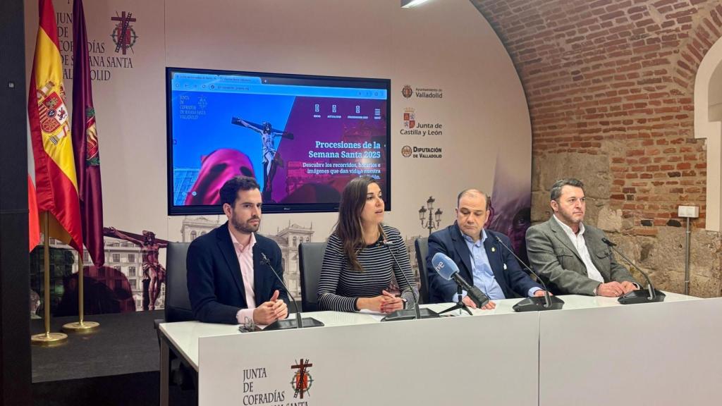 Los concejales Blanca Jiménez y Rodrigo Nieto junto con el presidente de la Junta de Cofradías, Miguel Vegas y el presidente de Impulsa Igualdad Castilla y León, Francisco J. Sardón.