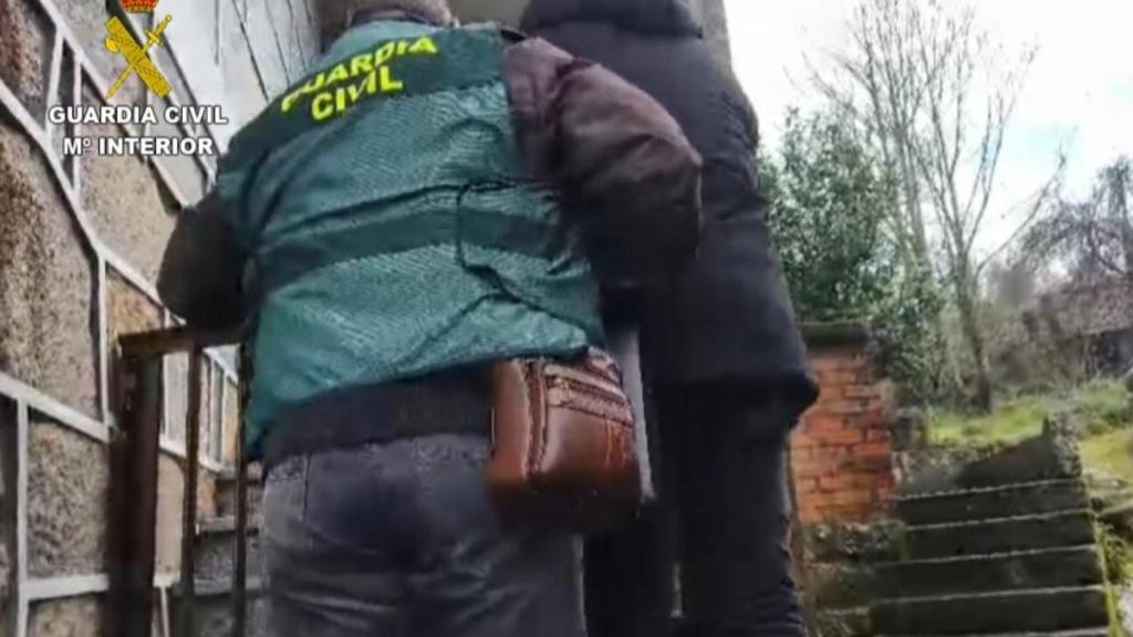 Un agente de la Guardia Civil durante la detención de uno de los implicados en la Operación Bipesca