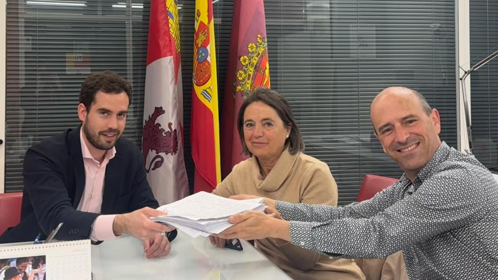 El concejal, Rodrigo Nieto, en la reunión por el centro de estancias diurnas del barrio de La Victoria.