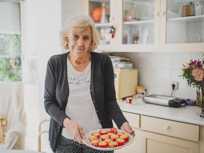 Manuela Carmena en la cocina de su casa