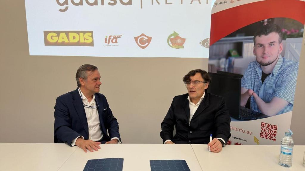 El vicepresidente ejecutivo de Fundación ONCE, Alberto Durán, y el presidente y consejero delegado del Grupo Gadisa, Roberto Tojeiro, firman un convenio de colaboración