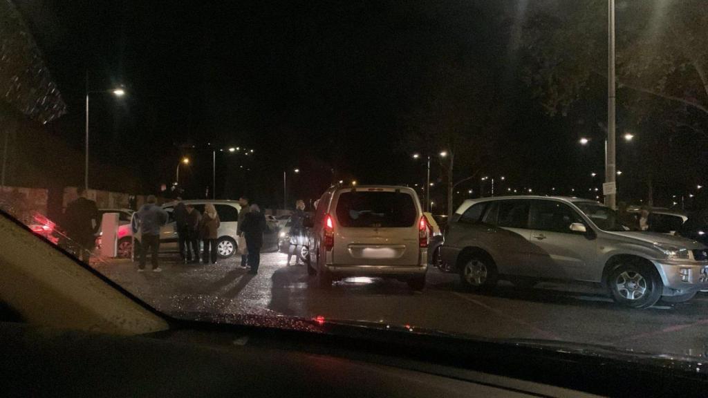 Usuarios del parking de Safont intentando salir este lunes. Foto: PSOE