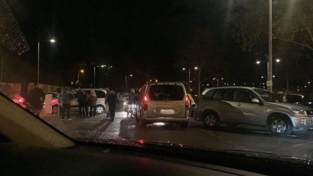 Usuarios del parking de Safont intentando salir este lunes. Foto: PSOE