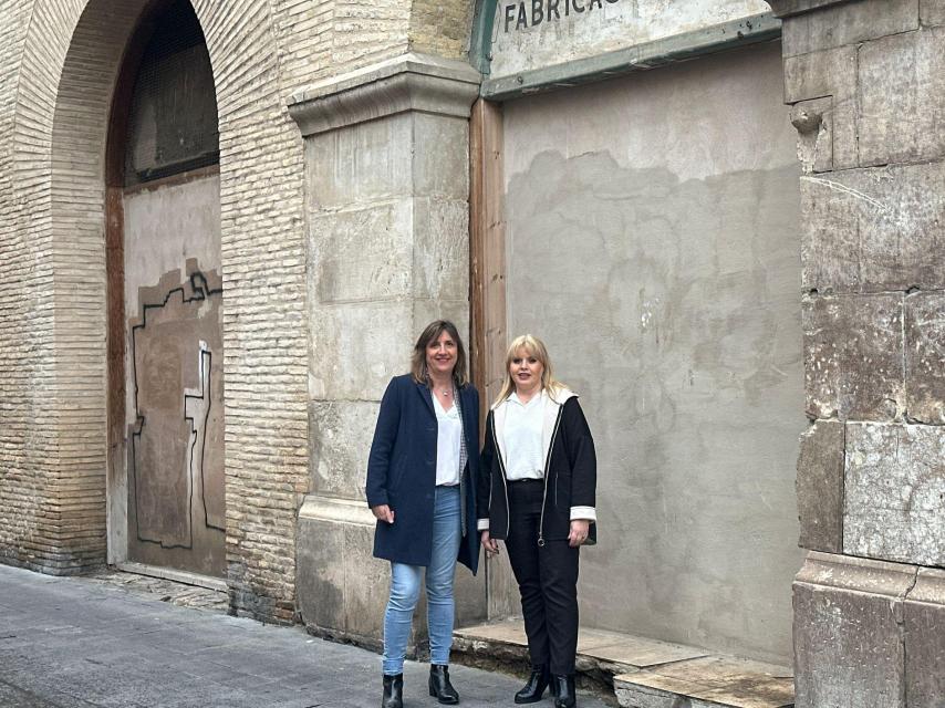 La portavoz del PSOE, Lola Ranera, junto a la concejala socialista, Eva Cerdán, en el  Palacio de Fuenclara.