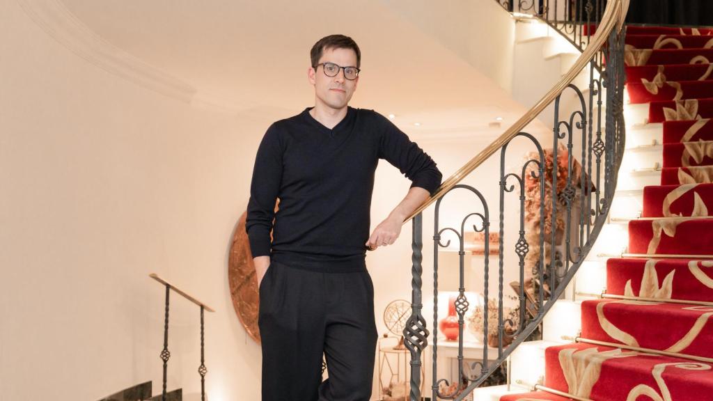 El enfoque de Jess Fleischer se centra en ofrecer ropa de alta calidad hecha a medida, promoviendo una alternativa al consumo masivo y fomentando prácticas más responsables en la moda.