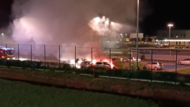 Vehículos incendiados en el ataque en la madrugada del martes a la cárcel de Tolon, cuya puerta de acceso fue tiroteada.