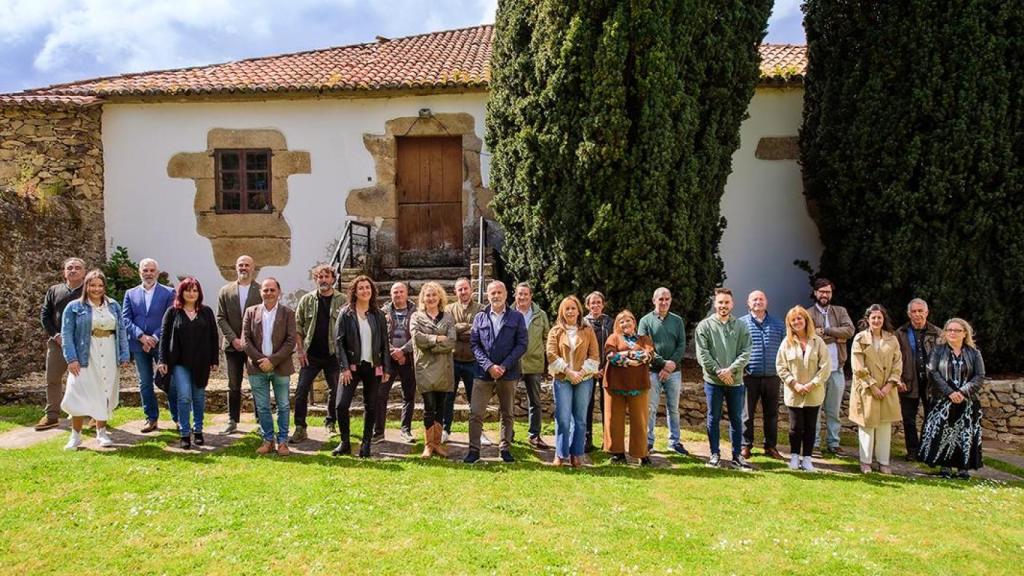 Candidatura de Unión por Cambre en un acto electoral en 2023.