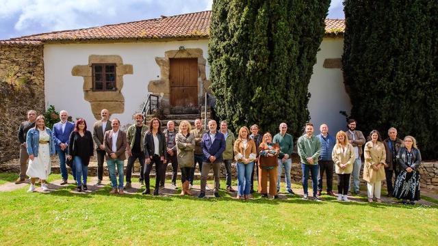 Candidatura de Unión por Cambre en un acto electoral en 2023.