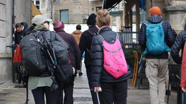 Varios visitantes paseando por el Casco Vello de Vigo