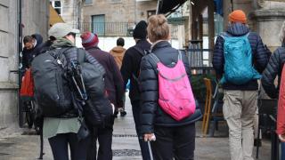 Varios visitantes paseando por el Casco Vello de Vigo