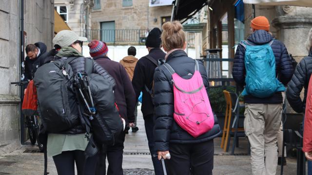 Varios visitantes paseando por el Casco Vello de Vigo
