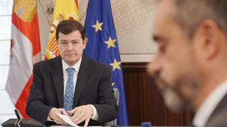 El presidente de la Junta, Alfonso Fernández Mañueco, y el portavoz de Vox, David Hierro, durante la reunión de este martes