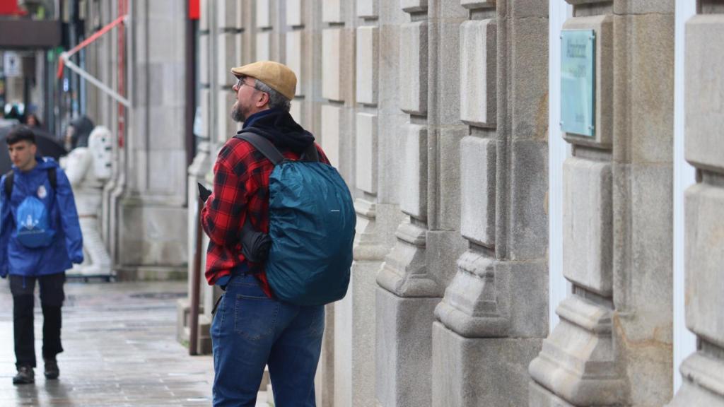 Un turista observando el teatro García Barbón en Vigo