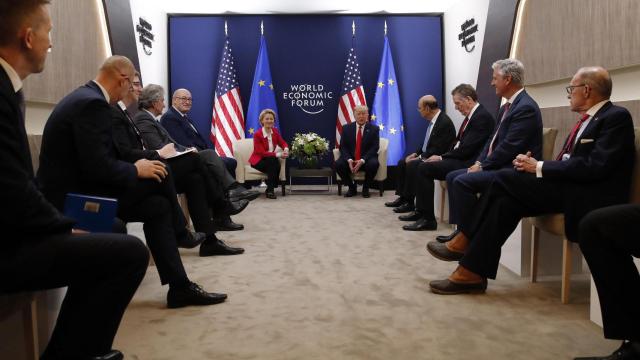 Ursula von der Leyen y Donald Trump, durante su reunión en el foro de Davos en enero de 2020