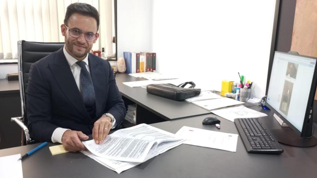 El abogado Eduardo Romera en su despacho.