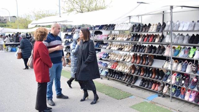 Ana Isabel Fernández durante su visita al mercadillo del 'Martes' en Toledo.
