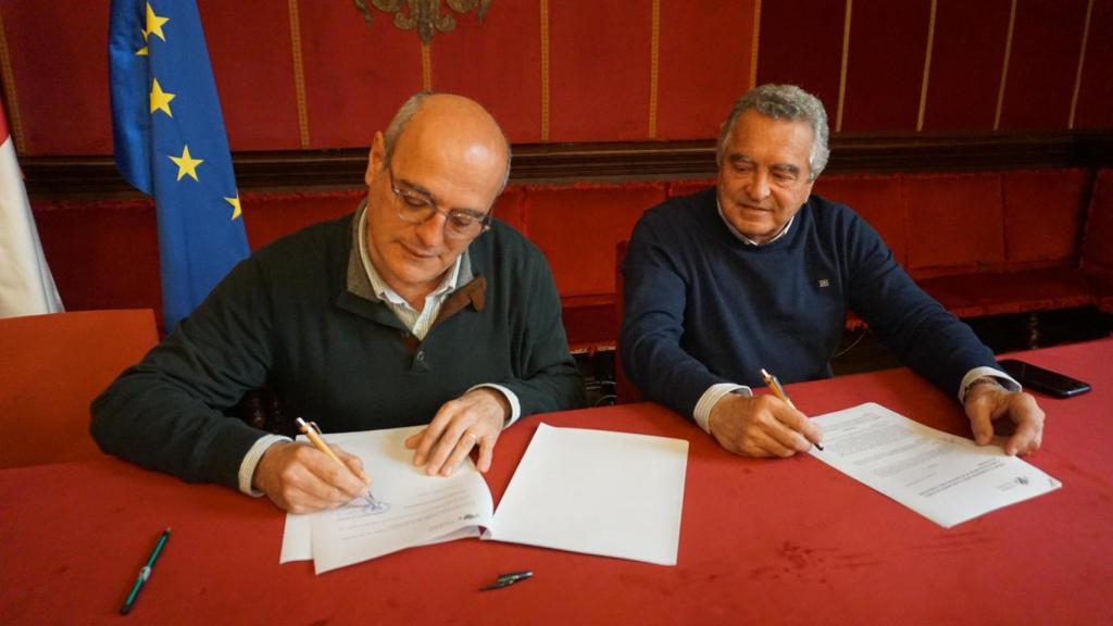 Juan Marín, concejal de Promoción Económica y Empleo y Francisco Rodríguez, presidente de la asociación 'Amigos de los Conventos' firmando el acuerdo.