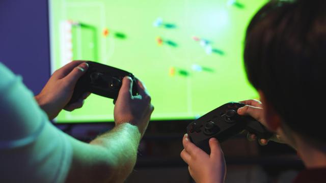 Dos personas jugando a un videojuego.