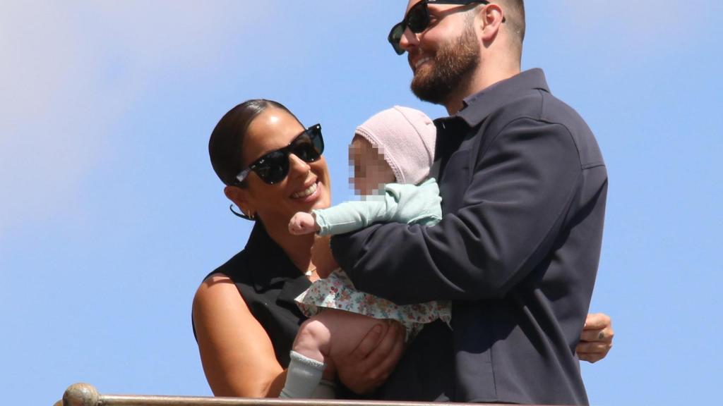 Anabel Pantoja, David Rodríguez y la pequeña Alma en un restaurante