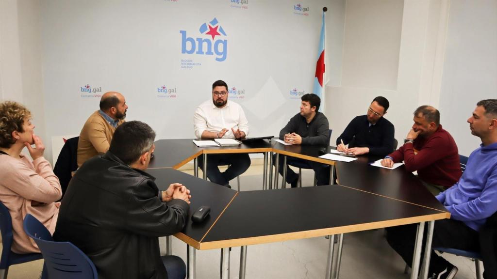 El portavoz municipal del BNG en Vigo, Xabier Pérez Igrexas, reunido con miembros del comité de empresa de Vitrasa.