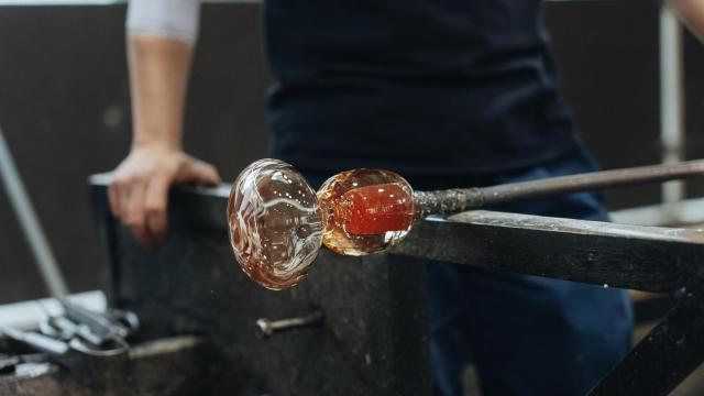 Soplado de vidrio para frascos en la Academia del Perfume.