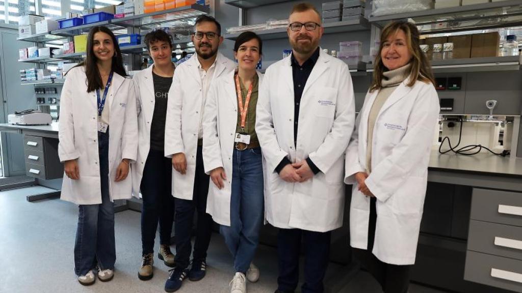 Equipo de investigadores que han llevado a cabo la investigación, entre ellos Gabriel Rabinovich y Pilar Navarro, a la derecha de la imagen.