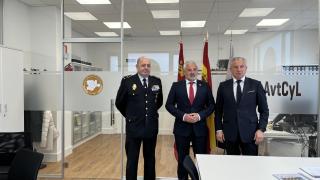 El presidente de la Asociación de Víctimas del Terrorismo de Castilla y León (AVTCyL), Sebastián Nogales, el delegado del Gobierno en Castilla y León, Nicanor Sen, y el jefe superior de la Policía Nacional en la Comunidad, Juan Carlos Hernández.