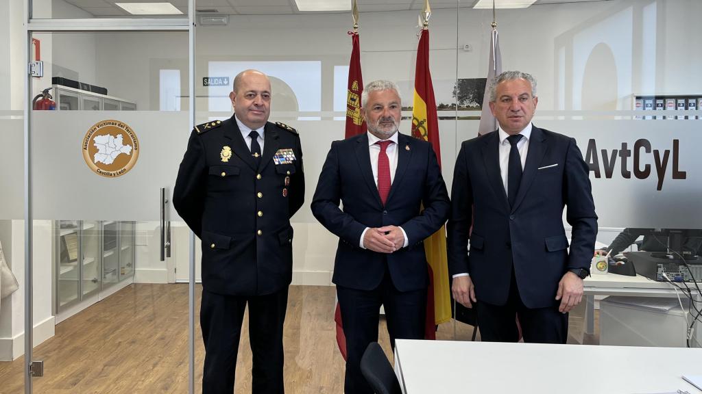 El presidente de la Asociación de Víctimas del Terrorismo de Castilla y León (AVTCyL), Sebastián Nogales, el delegado del Gobierno en Castilla y León, Nicanor Sen, y el jefe superior de la Policía Nacional en la Comunidad, Juan Carlos Hernández.